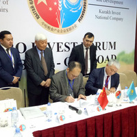 中国粮油学会油脂分会副会长、中国农业机械科学研究院研究生院硕士生导师、中机康元粮油装备（北京）有限公司总经理相海，2019年，在哈萨克与中哈粮食家产业联合会签订合作协议 。China Cereal and Oil Academic Association vice president, Chinese Academy of Agriculture Mechanization Sciences Research Supervisor, China Machinery Kanyuan Cereals and Oils Equipment(Bejing)Co.,Ltd General Manager Haixiang signed the cooperation agreement with cereal experts from Kazakhstan for the China and Kazakhstan cereal coopeartion in the year of 2019.