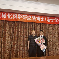 中国粮油学会油脂分会副会长、中国农业机械科学研究院研究生院硕士生导师、中机康元粮油装备（北京）有限公司总经理相海，在硕士研究生的毕业典礼上与自己的学生合影留念（As The Vice President of China's Cereal and Oil Association, Research Supervisor of Chinese Academy of Agricultural Mechanization Sciences and General Manager of China Machinery Kangyuan Cereals and Oils Equipment(Beijing）Co.,Ltd, XiangHai was making photos with his student in the graduation ceremony of the latter.)